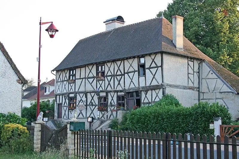 Foto von Haus mit Holzseiten, bekannt als Henri IV, - Bmazerolles - © Creative Commons (https://creativecommons.org/licenses/by-sa/4.0/deed.fr)
