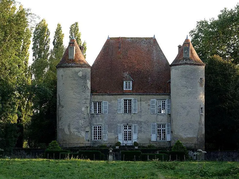 Foto von Meage Castle - Patrick Boyer - © Creative Commons (https://creativecommons.org/licenses/by-sa/4.0/deed.fr)