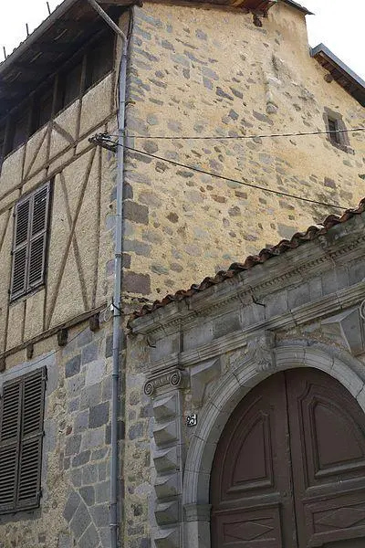 Picture of Surrel building - Pymouss - © Creative Commons (https://creativecommons.org/licenses/by-sa/4.0/deed.fr)