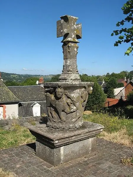 Photo de Chapiteau roman servant de socle à une croix située dans le cimetière - Robin Chubret - © Creative Commons (https://creativecommons.org/licenses/by-sa/4.0/deed.fr)
