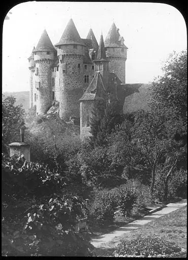 Picture of Château de Val and its outbuildings - POP Plateforme Ouverte du Patrimoine / Base Mérimée - © Ministère de la Culture (France), Médiathèque du patrimoine et de la photographie, diffusion RMN-GP