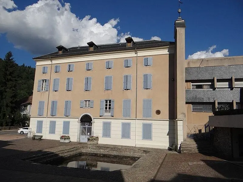 Foto von Ladres Becken vor dem Saint-Louis Hospital - MOSSOT - © Creative Commons (https://creativecommons.org/licenses/by-sa/4.0/deed.fr)