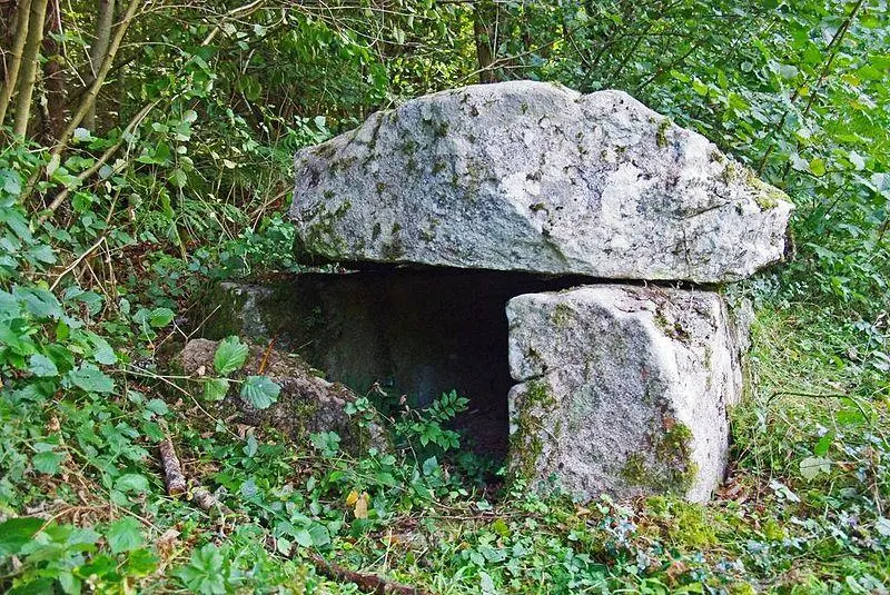 Foto von Dolmen von Ayer - PierreG 09 - © Creative Commons (https://creativecommons.org/licenses/by-sa/4.0/deed.fr)