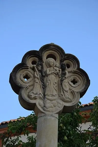 Picture of Stone cross - Chatsam - © Creative Commons (https://creativecommons.org/licenses/by-sa/4.0/deed.fr)