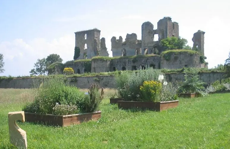 Foto de Castillo (ruinas) - Arno Lagrange - © Creative Commons (https://creativecommons.org/licenses/by-sa/4.0/deed.fr)
