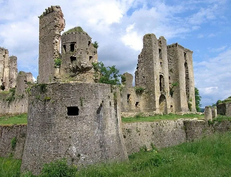 Picture of Castle (ruins) - BastienM - © Creative Commons (https://creativecommons.org/licenses/by-sa/4.0/deed.fr)