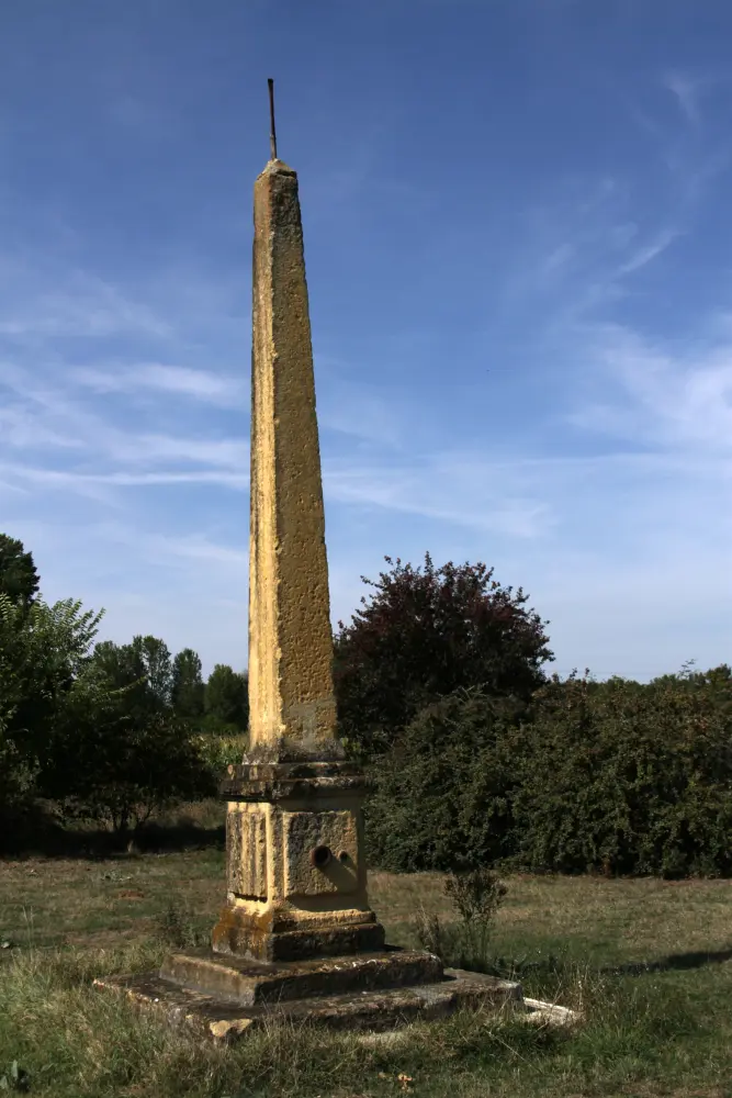 Foto di Piramide che segna il limite di Guyenne e Linguadoc, situato sul bordo della Chemin de Moroncazal - Sous licence Creative Commons (https://creativecommons.org/licenses/by-sa/4.0/deed.fr) - Par Guchou31 - © Creative Commons (https://creativecommons.org/licenses/by-sa/4.0/deed.fr)