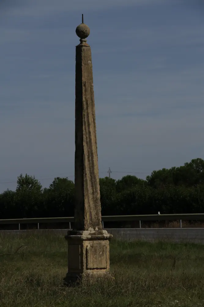 Foto di Piramide che segna il limite di Guyenne e Linguadoc, situato sul bordo della Chemin de Moroncazal - Sous licence Creative Commons (https://creativecommons.org/licenses/by-sa/4.0/deed.fr) - Par Guchou31 - © Creative Commons (https://creativecommons.org/licenses/by-sa/4.0/deed.fr)