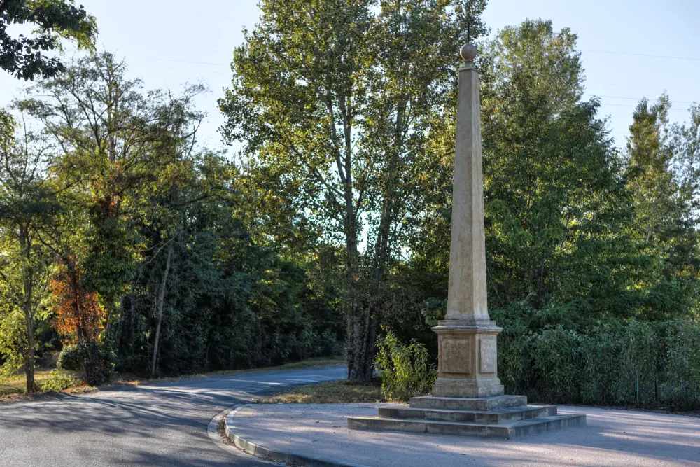 Picture of Pyramid marking the limit between Guyenne and Languedoc - Sous licence Creative Commons (https://creativecommons.org/licenses/by-sa/4.0/deed.fr) - Par Raphael.crochet - © Creative Commons (https://creativecommons.org/licenses/by-sa/4.0/deed.fr)