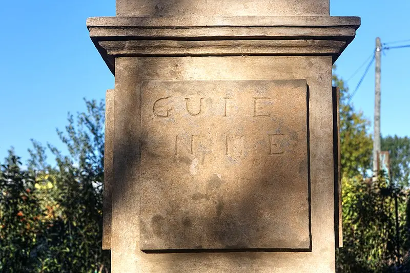 Picture of Pyramid marking the limit between Guyenne and Languedoc - Raphael.crochet - © Creative Commons (https://creativecommons.org/licenses/by-sa/4.0/deed.fr)