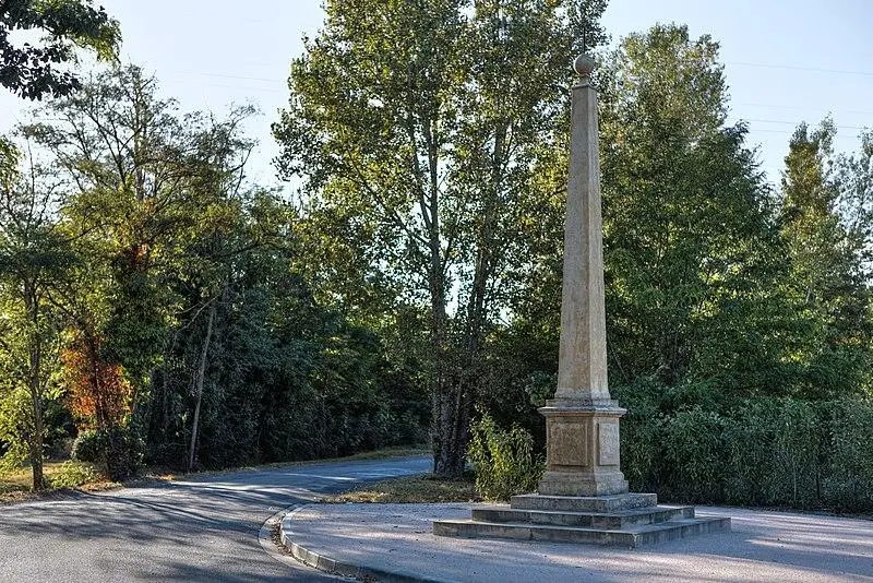 Picture of Pyramid marking the limit between Guyenne and Languedoc - Raphael.crochet - © Creative Commons (https://creativecommons.org/licenses/by-sa/4.0/deed.fr)