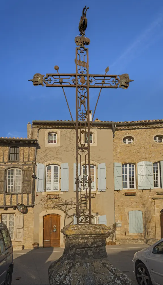 Picture of Wrought iron cross - Sous licence Creative Commons (https://creativecommons.org/licenses/by-sa/4.0/deed.fr) - Par Archaeodontosaurus - © Creative Commons (https://creativecommons.org/licenses/by-sa/4.0/deed.fr)