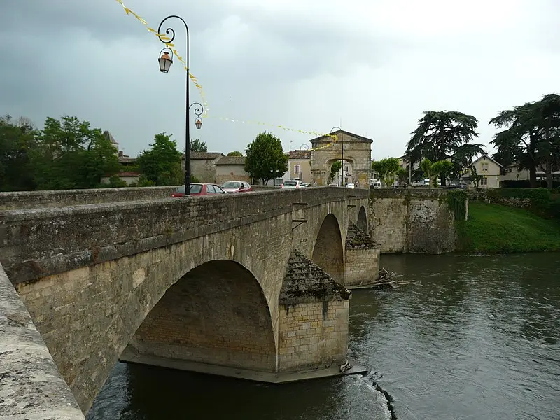 Foto de Puente, soporte de puente y puerta de la ciudad - Père Igor - © Creative Commons (https://creativecommons.org/licenses/by-sa/4.0/deed.fr)