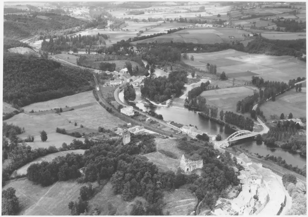 Picture of Ruins of the old church - POP Plateforme Ouverte du Patrimoine / Base Mérimée - © Ministère de la Culture (France), Médiathèque du patrimoine et de la photographie, diffusion RMN-GP