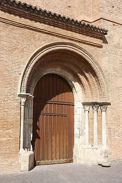 Foto di Ex chiesa di Saint-Pierre-Des-Cuisines - FredTLS - © Creative Commons (https://creativecommons.org/licenses/by-sa/4.0/deed.fr)