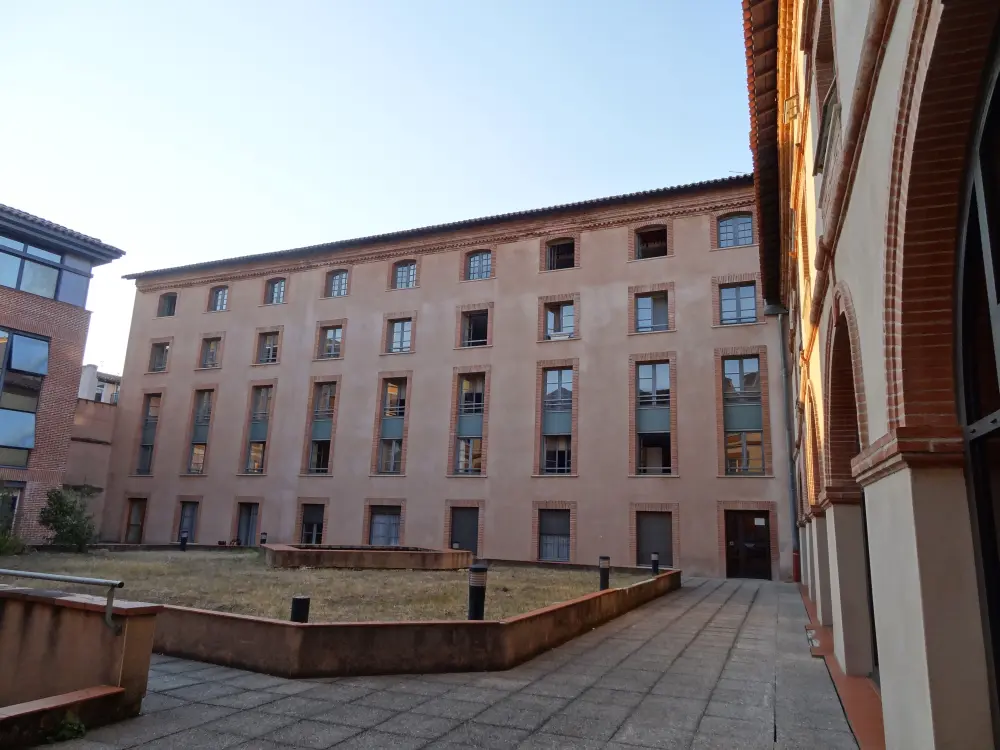 Picture of Former Larrey hospital - Sous licence Creative Commons (https://creativecommons.org/licenses/by-sa/4.0/deed.fr) - Par Don-vip - © Creative Commons (https://creativecommons.org/licenses/by-sa/4.0/deed.fr)