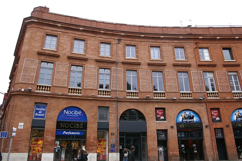 Picture of Building - Pymouss - © Creative Commons (https://creativecommons.org/licenses/by-sa/4.0/deed.fr)
