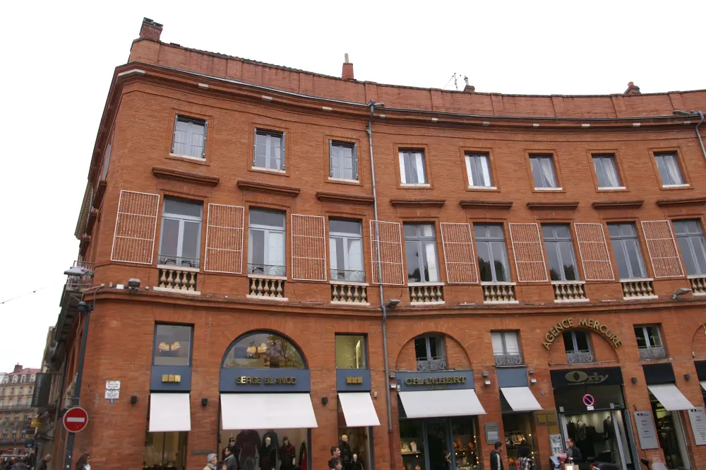 Foto di Edificio - Sous licence Creative Commons (https://creativecommons.org/licenses/by-sa/4.0/deed.fr) - Par Pymouss - © Creative Commons (https://creativecommons.org/licenses/by-sa/4.0/deed.fr)