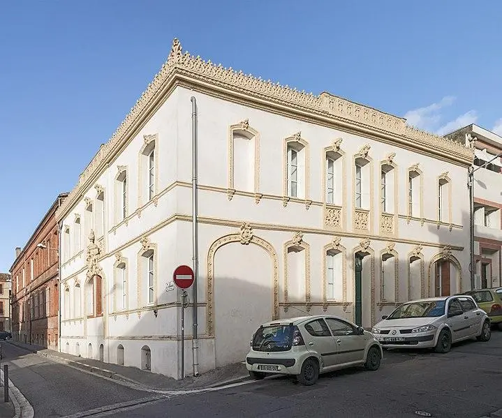 Picture of Terracotta house of Virebent - Didier Descouens - © Creative Commons (https://creativecommons.org/licenses/by-sa/4.0/deed.fr)