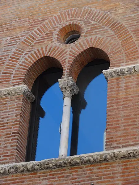 Picture of Building called Roman-Gothic house - Don-vip - © Creative Commons (https://creativecommons.org/licenses/by-sa/4.0/deed.fr)