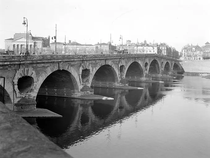 Picture of Pont-Neuf which provides R.D. 124 the crossing of the Garonne - POP Plateforme Ouverte du Patrimoine / Base Mérimée - © Ministère de la Culture (France), Médiathèque du patrimoine et de la photographie, diffusion RMN-GP