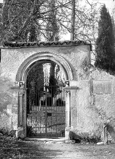 Picture of Graveyard - POP Plateforme Ouverte du Patrimoine / Base Mérimée - © Ministère de la Culture (France), Médiathèque du patrimoine et de la photographie, diffusion RMN-GP