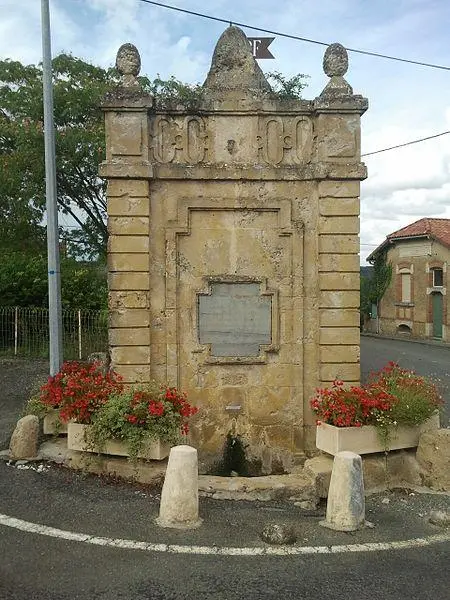 Foto von Dorfbrunnen - Fabricio Cardenas - © Creative Commons (https://creativecommons.org/licenses/by-sa/4.0/deed.fr)