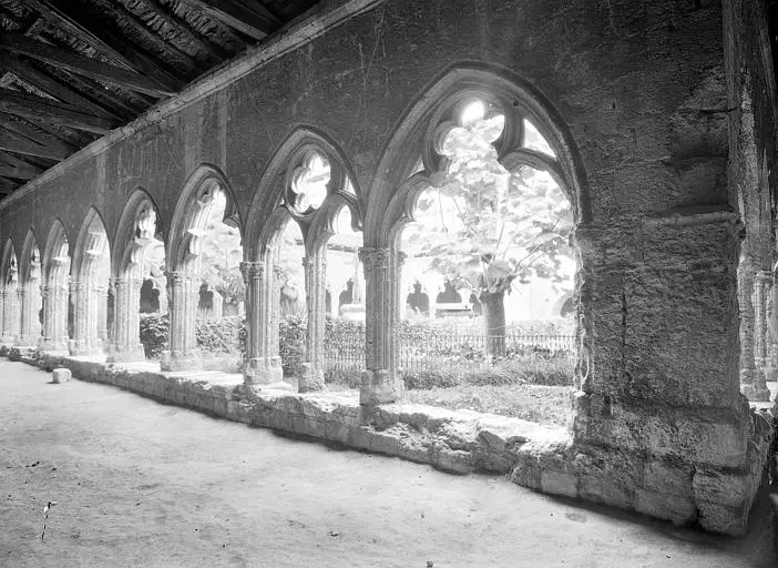 Foto di Chiesa e cloîtres - POP Plateforme Ouverte du Patrimoine / Base Mérimée - © Ministère de la Culture (France), Médiathèque du patrimoine et de la photographie, diffusion RMN-GP