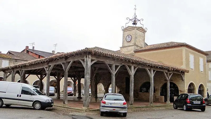 Foto de Salón y Ayuntamiento - MOSSOT - © Creative Commons (https://creativecommons.org/licenses/by-sa/4.0/deed.fr)