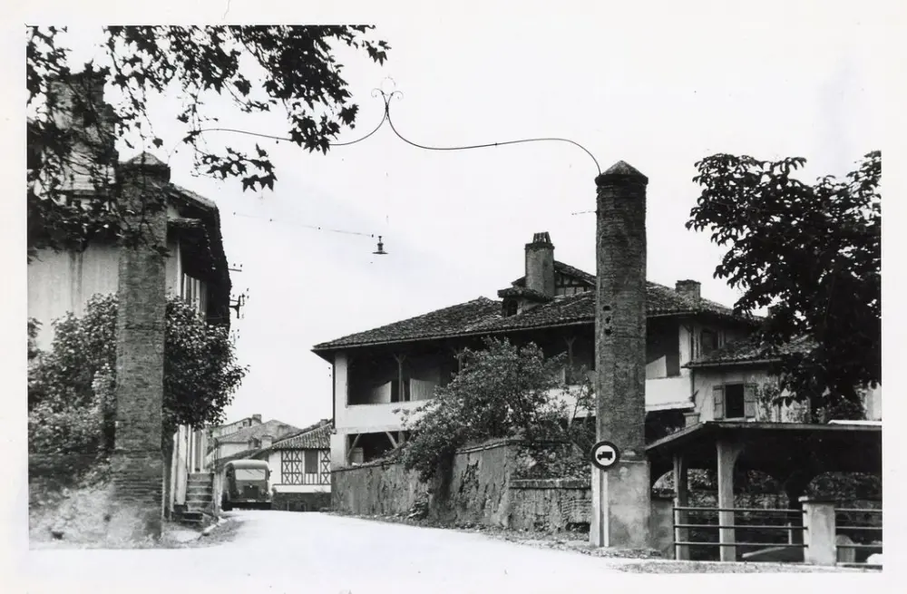Foto von Alte Säule Laterne - POP Plateforme Ouverte du Patrimoine / Base Mérimée - © Ministère de la Culture (France), Médiathèque du patrimoine et de la photographie, Tous droits réservés 