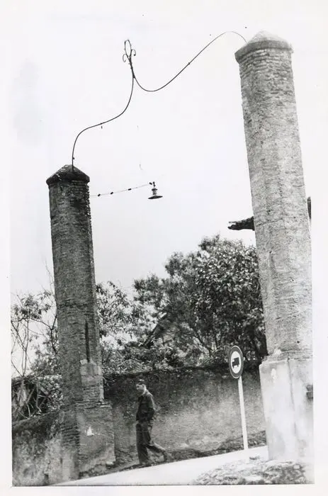 Picture of Ancient pillar lantern - POP Plateforme Ouverte du Patrimoine / Base Mérimée - © Ministère de la Culture (France), Médiathèque du patrimoine et de la photographie, Tous droits réservés 