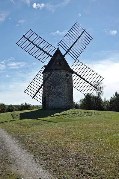 Foto de Castillo y su molino de viento - Clément Bucco-Lechat - © Creative Commons (https://creativecommons.org/licenses/by-sa/4.0/deed.fr)