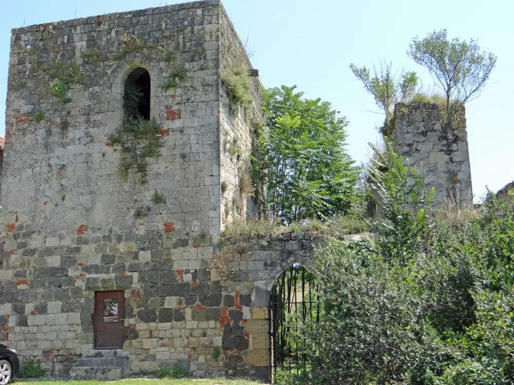 Foto de Château de Clermont, en linars - Sous licence Creative Commons (https://creativecommons.org/licenses/by-sa/4.0/deed.fr) - Par MOSSOT - © Creative Commons (https://creativecommons.org/licenses/by-sa/4.0/deed.fr)