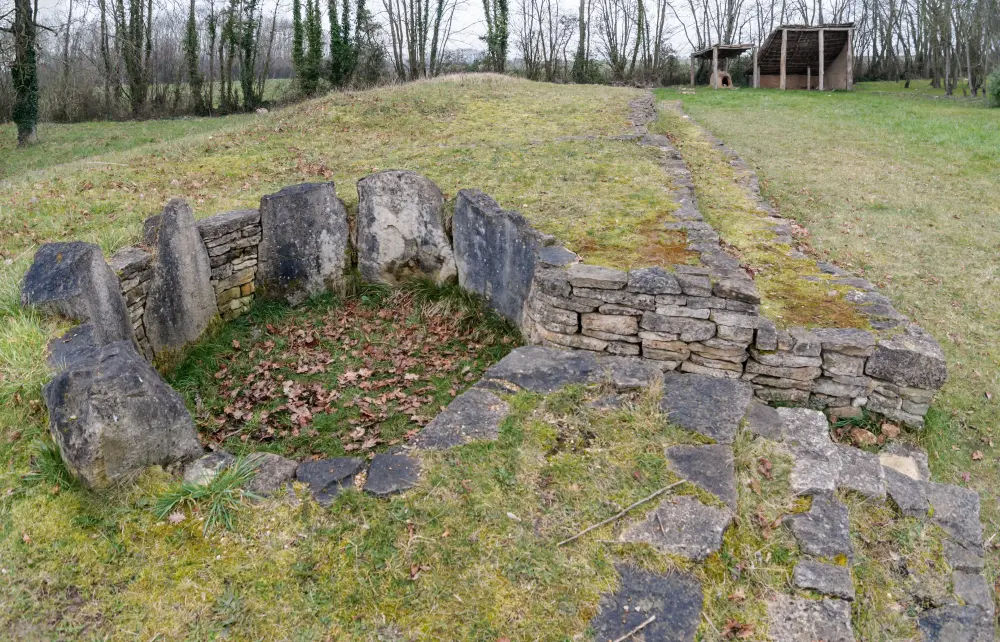 Foto von Tumulus - Sous licence Creative Commons (https://creativecommons.org/licenses/by-sa/4.0/deed.fr) - Par Myrabella - © Creative Commons (https://creativecommons.org/licenses/by-sa/4.0/deed.fr)