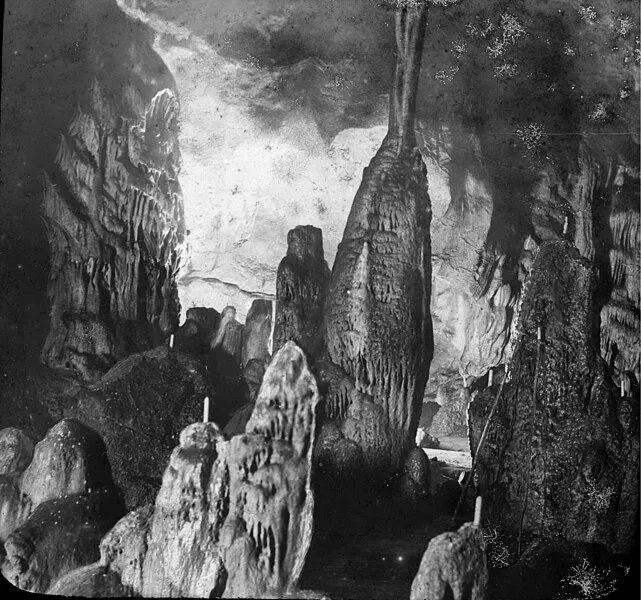 Foto von Gargas Höhle - Original by Félix Régnault (Born in 1847 - Dead in - © Creative Commons (https://creativecommons.org/licenses/by-sa/4.0/deed.fr)
