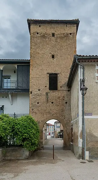 Picture of Square tower - Krzysztof Golik - © Creative Commons (https://creativecommons.org/licenses/by-sa/4.0/deed.fr)
