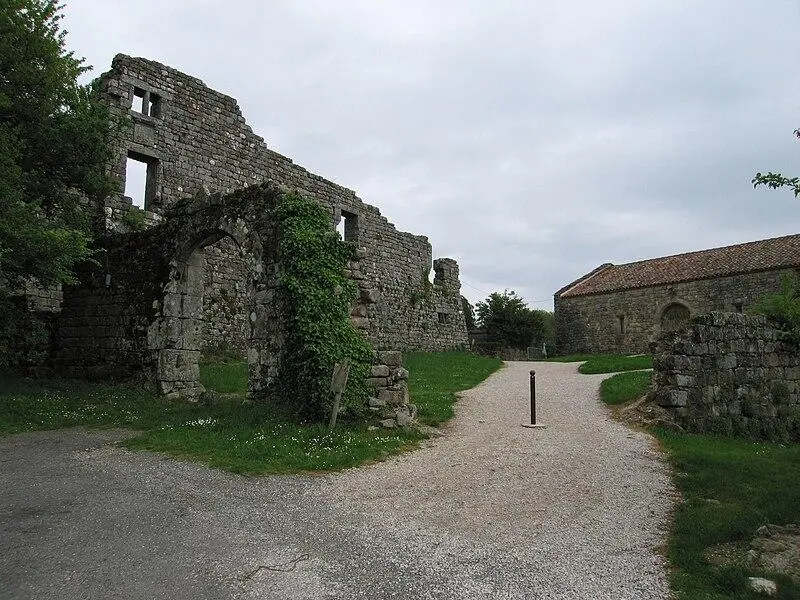 Foto di Il castello rimane - KaTeznik - © Creative Commons (https://creativecommons.org/licenses/by-sa/4.0/deed.fr)