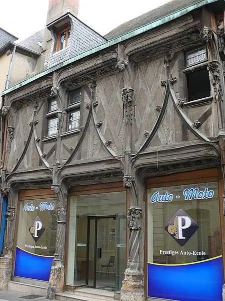 Foto von Haus, bekannt als weiße Königin - MOSSOT - © Creative Commons (https://creativecommons.org/licenses/by-sa/4.0/deed.fr)