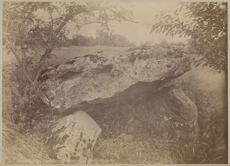 Photo de Dolmen, dit La Pierre Levée ou La Grosse Pierre - POP Plateforme Ouverte du Patrimoine / Base Mérimée - © Ministère de la Culture (France), Médiathèque du patrimoine et de la photographie, diffusion GrandPalaisRmn Photo