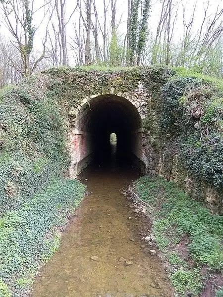 Foto von Ehemaliges Aquädukt von Pontgouin in Versailles (auch in Kommunen von Maintenon und Pontgouin) - Samish de normandie - © Creative Commons (https://creativecommons.org/licenses/by-sa/4.0/deed.fr)