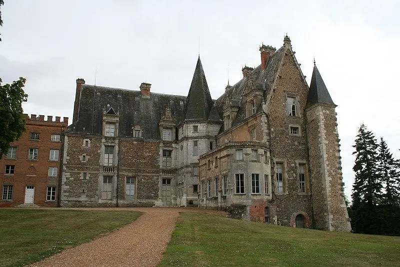 Foto de Château de Courtain y sus dependencias (también en la comuna de Arrou) - Binche - © Creative Commons (https://creativecommons.org/licenses/by-sa/4.0/deed.fr)