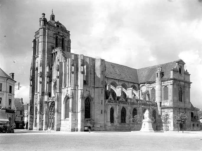 Picture of Saint-Pierre Church - POP Plateforme Ouverte du Patrimoine / Base Mérimée - © Ministère de la Culture (France), Médiathèque du patrimoine et de la photographie, diffusion RMN-GP