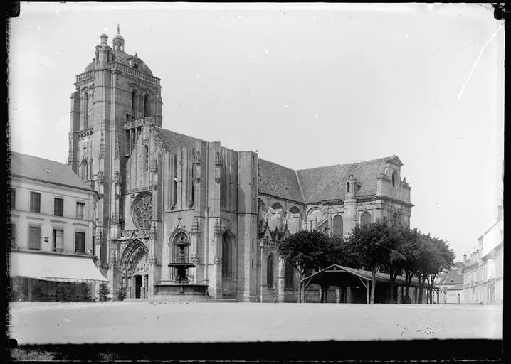 Picture of Saint-Pierre Church - POP Plateforme Ouverte du Patrimoine / Base Mérimée - © Ministère de la Culture (France), Médiathèque du patrimoine et de la photographie, diffusion RMN-GP