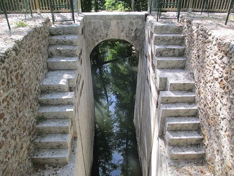 Foto von Ehemaliges Aquädukt von Pontgouin in Versailles (auch in Gemeinden Maintenon und Berchères-Saint-Germain) - Pucesurvitaminee - © Creative Commons (https://creativecommons.org/licenses/by-sa/4.0/deed.fr)