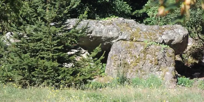 Foto de Dolmen y pulidor - Grefeuille - © Creative Commons (https://creativecommons.org/licenses/by-sa/4.0/deed.fr)