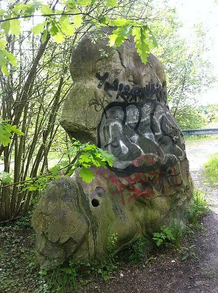 Foto de Menhir de Chantecoq o Mother-Aux-Cailles - Halgae - © Creative Commons (https://creativecommons.org/licenses/by-sa/4.0/deed.fr)