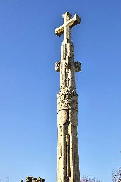 Picture of 15th century stone cross - Jean Faucheux - © Creative Commons (https://creativecommons.org/licenses/by-sa/4.0/deed.fr)