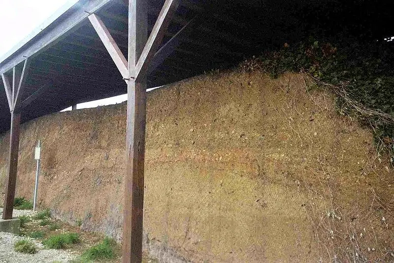 Picture of Gallic ramparts and ditches - Arcyon37 - © Creative Commons (https://creativecommons.org/licenses/by-sa/4.0/deed.fr)