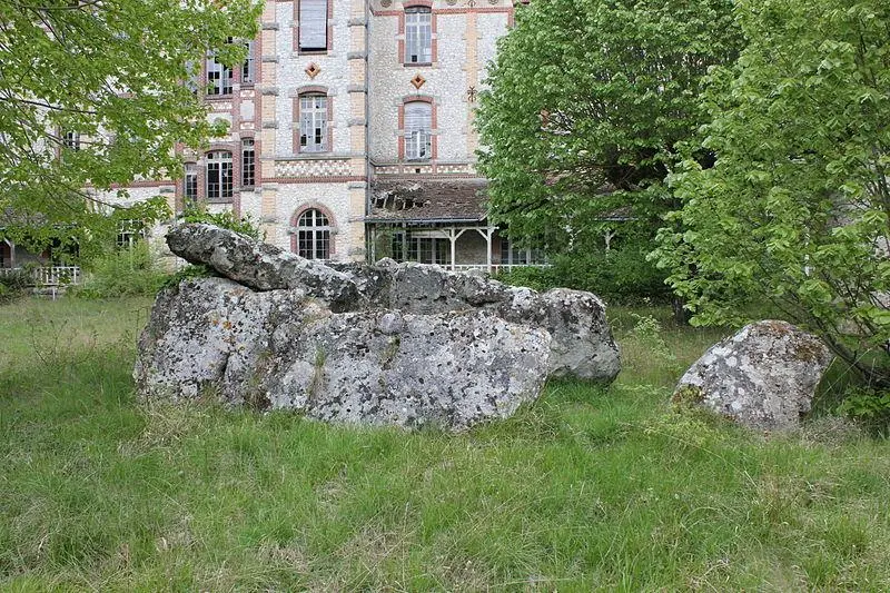 Picture of Dolmen says the raised stone - Martial BACQUET - © Creative Commons (https://creativecommons.org/licenses/by-sa/4.0/deed.fr)