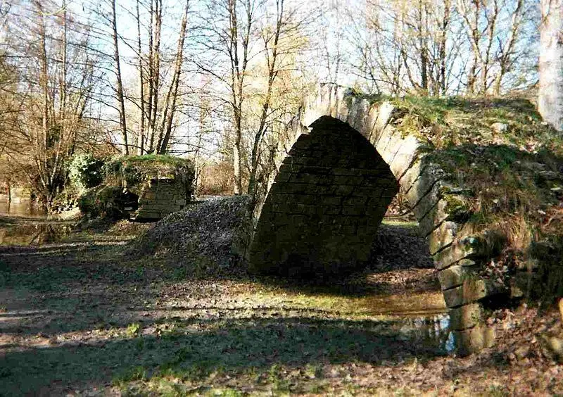 Picture of Vestiges of the bridge over the 15th century Indre - Arcyon37 - © Creative Commons (https://creativecommons.org/licenses/by-sa/4.0/deed.fr)